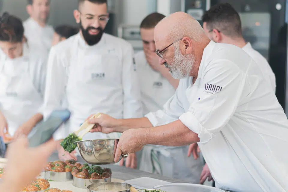 שף ארז קומרובסקי בדנון