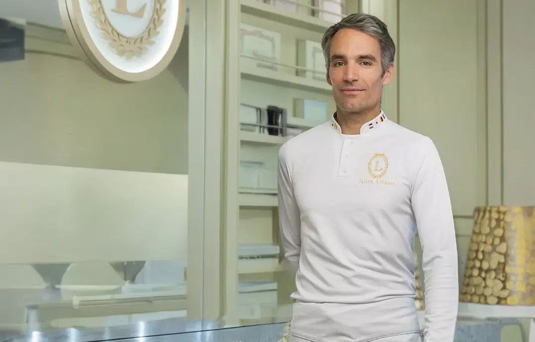 ג׳וליאן אלברז מגיע לדנון